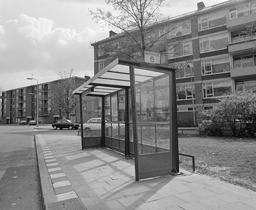 857570 Gezicht op de abri bij de bushalte van lijn 6 aan de Prinses Irenelaan te Utrecht, ter hoogte van het ...